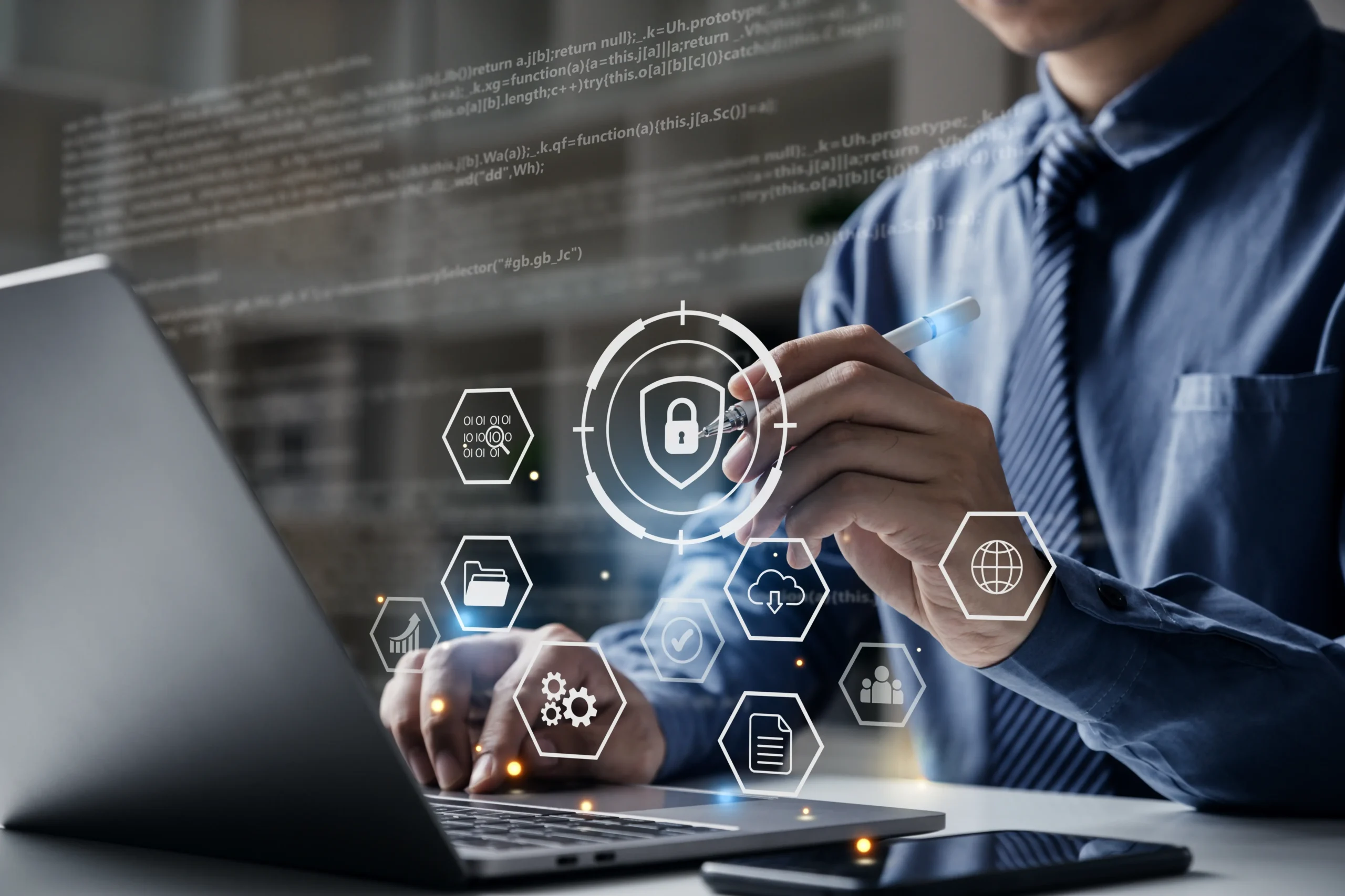 HOmbre con laptop e iconos de seguridad